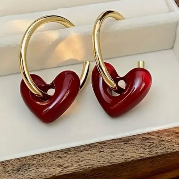 ♥️ NEW Elegant Red Heart Gold Hoop Earrings ♥️ - Picture 3 of 7